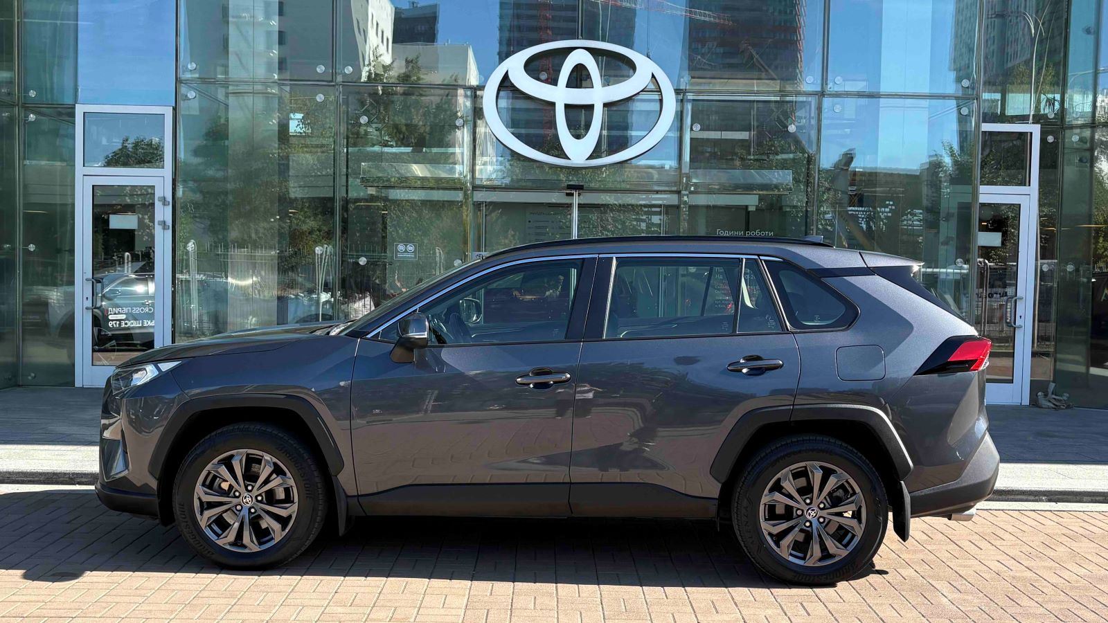 Toyota RAV4 2021 року, Універсал, Тойота Центр Київ "Автосаміт Укравто", м.Київ | Фото № 3 Toyota RAV4 2021 року з пробігом 65328 км, Універсал, Тойота Центр Київ "Автосаміт Укравто", м.Київ - 1625000 ГРН | Фото № 3