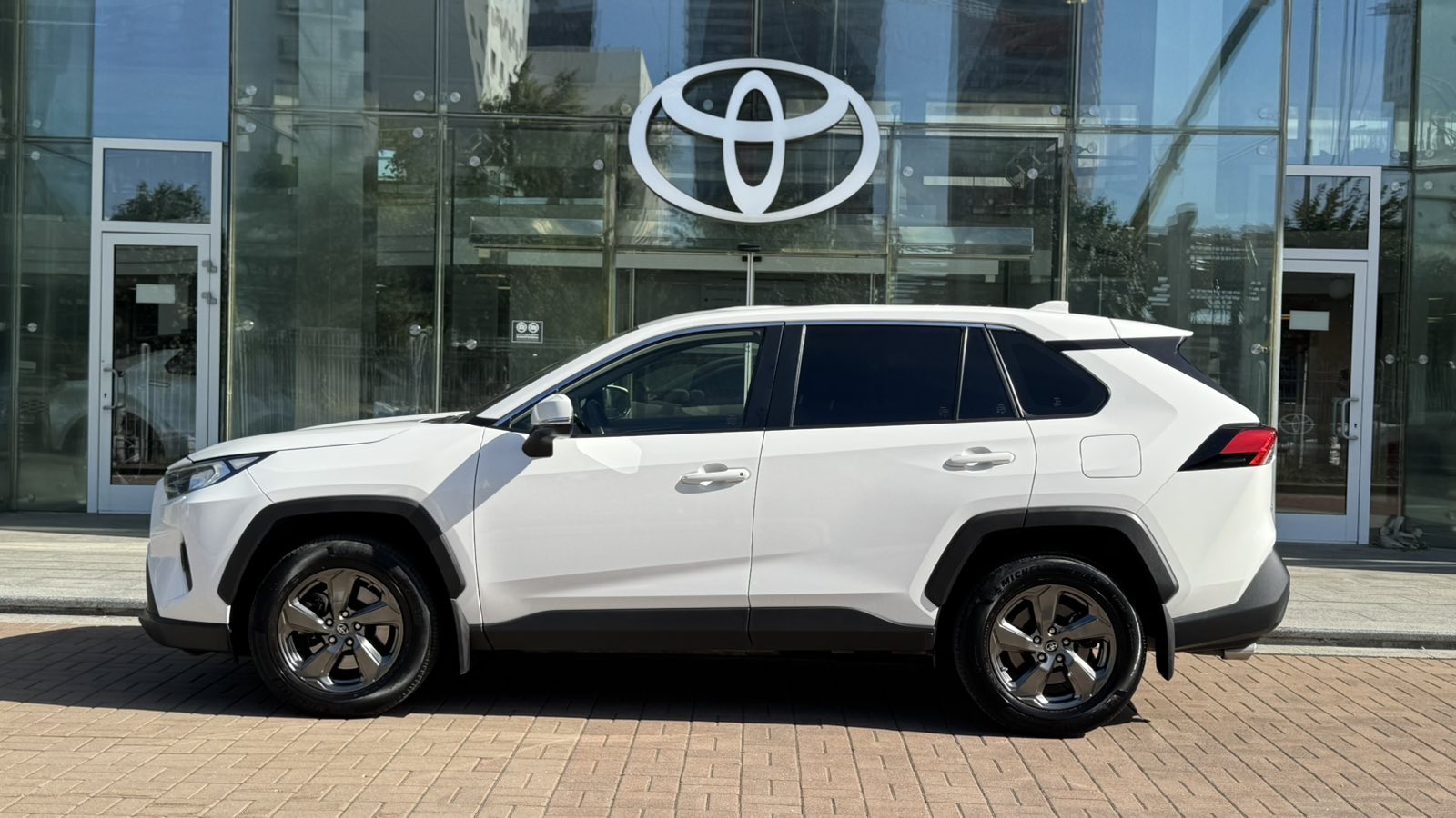 Toyota RAV4 2023 року, Універсал, Тойота Центр Київ "Автосаміт Укравто", м.Київ | Фото № 3 Toyota RAV4 2023 року з пробігом 70000 км, Універсал, Тойота Центр Київ "Автосаміт Укравто", м.Київ - 1495000 ГРН | Фото № 3