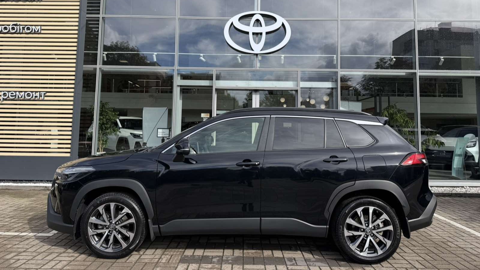 Toyota COROLLA CROSS 2023 року, Універсал, Тойота Центр Луцьк "Автоконцепт", м.Луцьк | Фото № 3 Toyota COROLLA CROSS 2023 року з пробігом 52310 км, Універсал, Тойота Центр Луцьк "Автоконцепт", м.Луцьк - 1400000 ГРН | Фото № 3