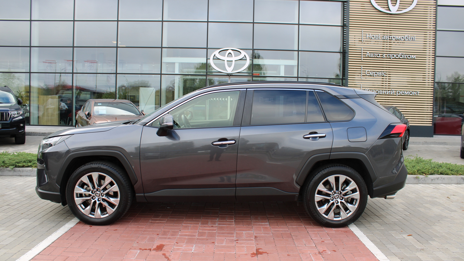 Toyota RAV4 2023 року, Універсал, Тойота Центр Черкаси "Мотор Сіті", м.Черкаси | Фото № 3 Toyota RAV4 2023 року з пробігом 52968 км, Універсал, Тойота Центр Черкаси "Мотор Сіті", м.Черкаси - 1935000 ГРН | Фото № 3