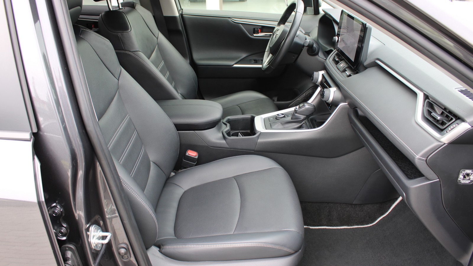 Toyota RAV4 2023 року, Універсал, Тойота Центр Черкаси "Мотор Сіті", м.Черкаси | Фото № 6 Toyota RAV4 2023 року з пробігом 52968 км, Універсал, Тойота Центр Черкаси "Мотор Сіті", м.Черкаси - 1935000 ГРН | Фото № 6