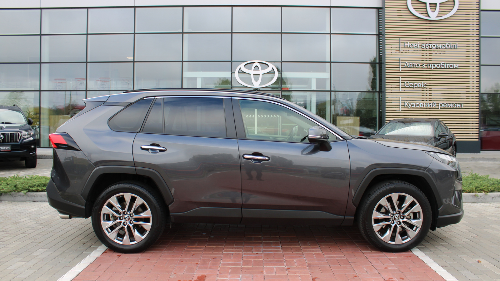 Toyota RAV4 2023 року, Універсал, Тойота Центр Черкаси "Мотор Сіті", м.Черкаси | Фото № 16 Toyota RAV4 2023 року з пробігом 52968 км, Універсал, Тойота Центр Черкаси "Мотор Сіті", м.Черкаси - 1935000 ГРН | Фото № 16