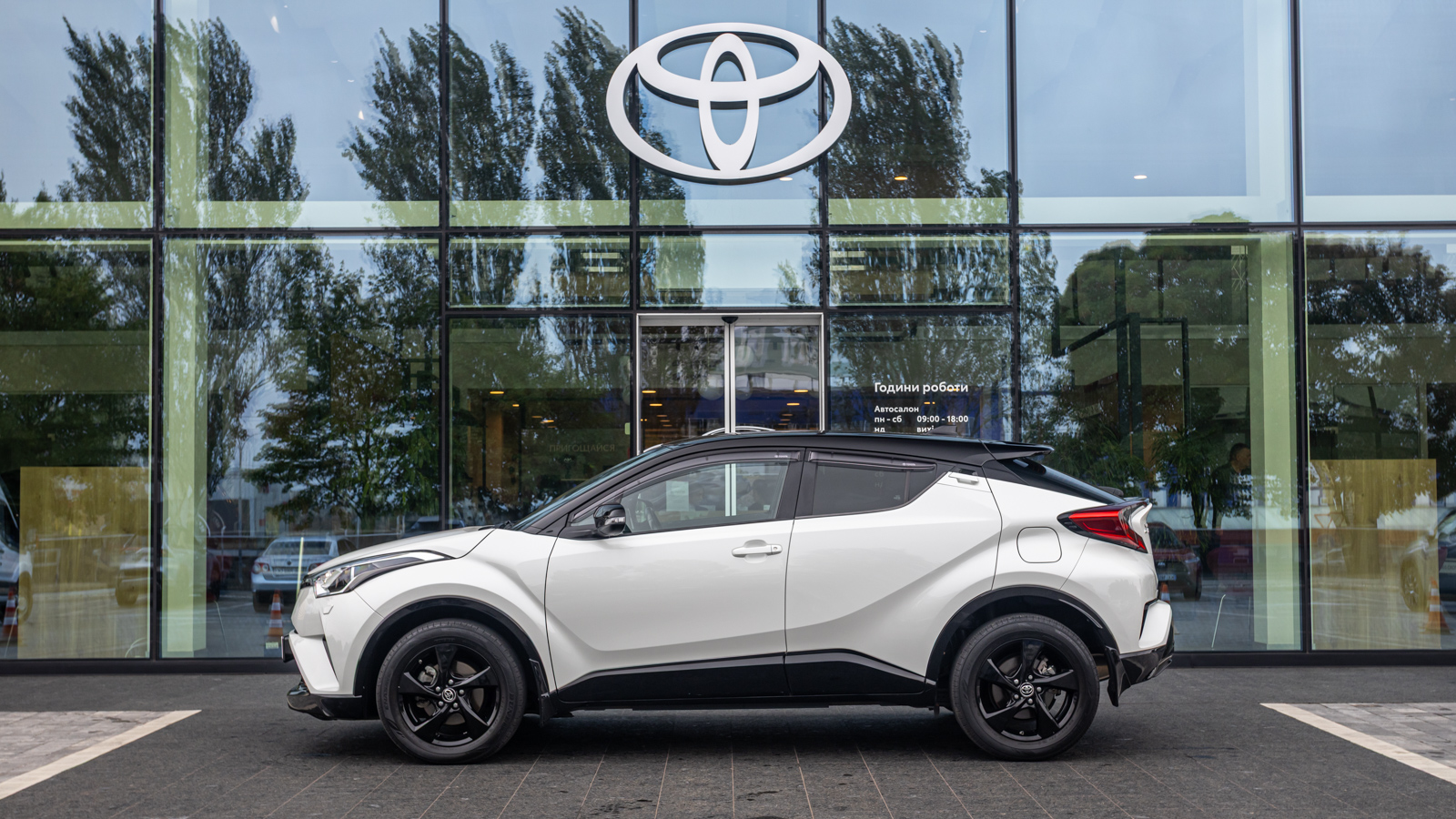 Toyota C-HR 2019 року, Хетчбек, Тойота Центр Дніпро "Алмаз Мотор" на Запорізькому шосе, м.Дніпро | Фото № 2 Toyota C-HR 2019 року з пробігом 62595 км, Хетчбек, Тойота Центр Дніпро "Алмаз Мотор" на Запорізькому шосе, м.Дніпро - 1100000 ГРН | Фото № 2