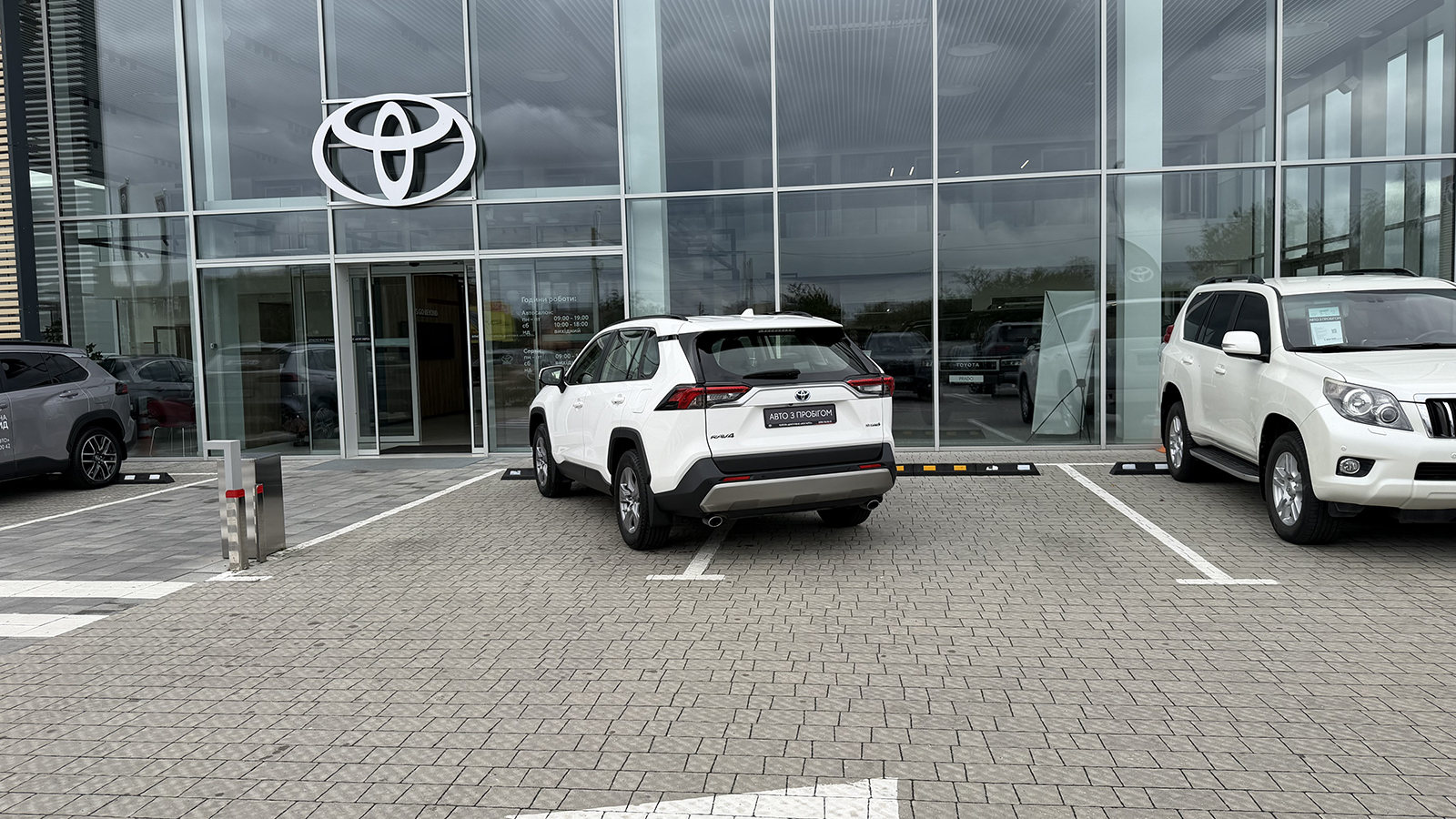Toyota RAV4 2023 року з пробігом 62970 км, Універсал, Тойота Центр Рівне "Агат Авто", м.Рівне - 1485000 ГРН | Фото № 2