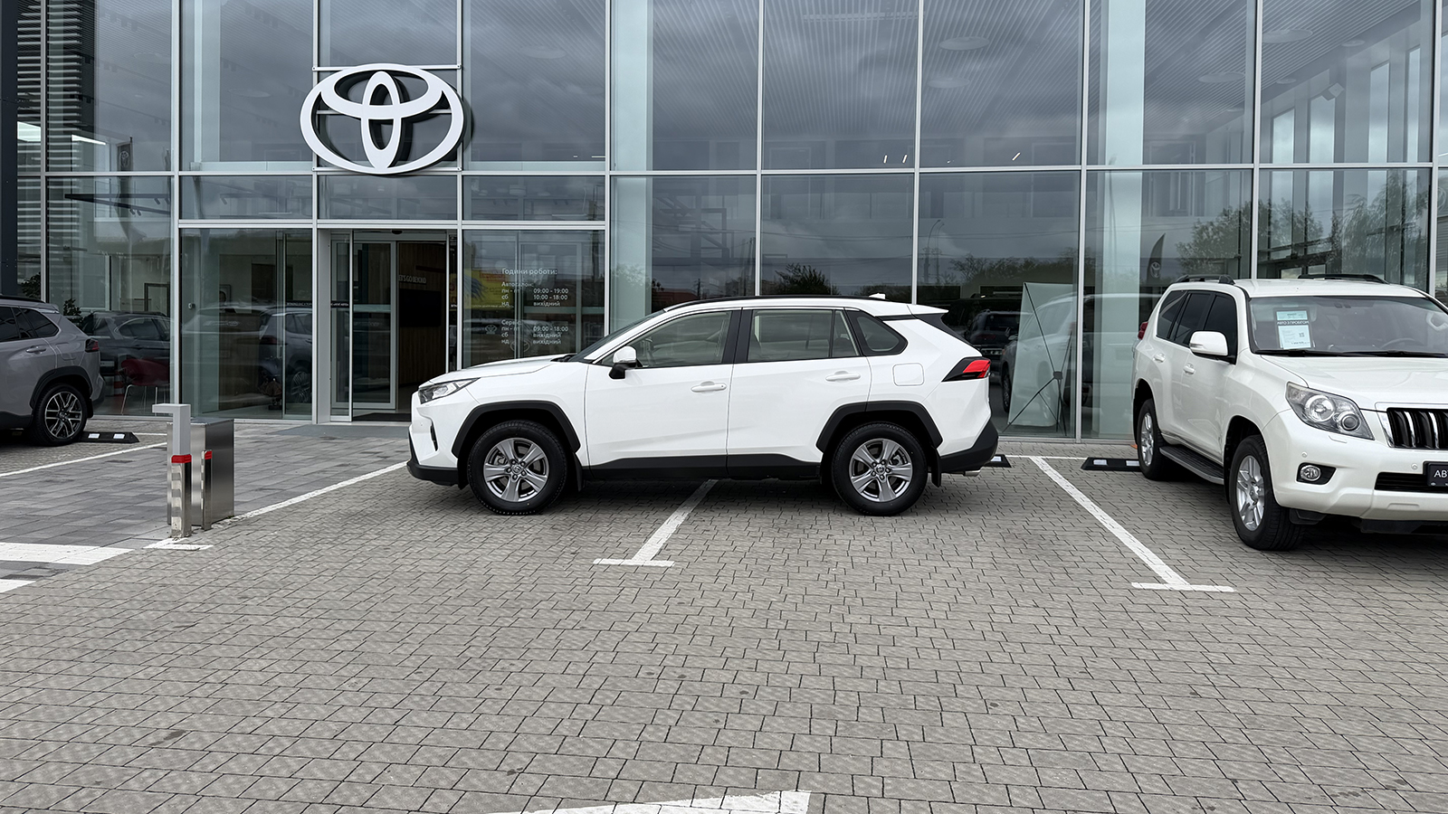 Toyota RAV4 2023 року з пробігом 62970 км, Універсал, Тойота Центр Рівне "Агат Авто", м.Рівне - 1485000 ГРН | Фото № 3