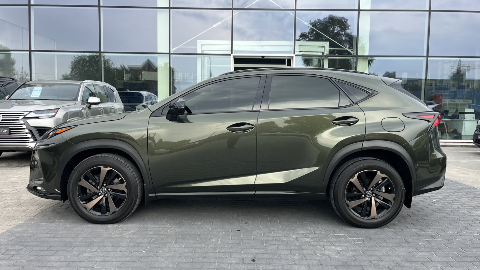 Lexus NX 2020 року з пробігом 34135 км, Універсал, Тойота Центр Хмельницький "Гранд Мотор", м.Хмельницький - 1511000 ГРН | Фото № 3