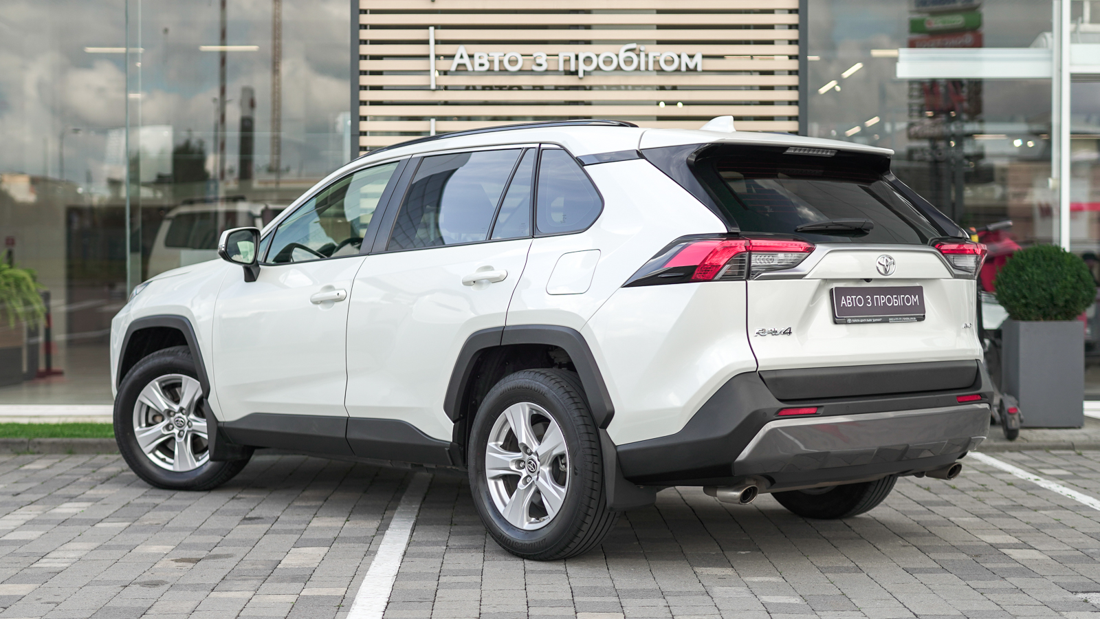 Toyota RAV4 2021 року, Універсал, Тойота Центр Львів "Діамант", м.Львів | Фото № 2 Toyota RAV4 2021 року з пробігом 94581 км, Універсал, Тойота Центр Львів "Діамант", м.Львів - 1353000 ГРН | Фото № 2