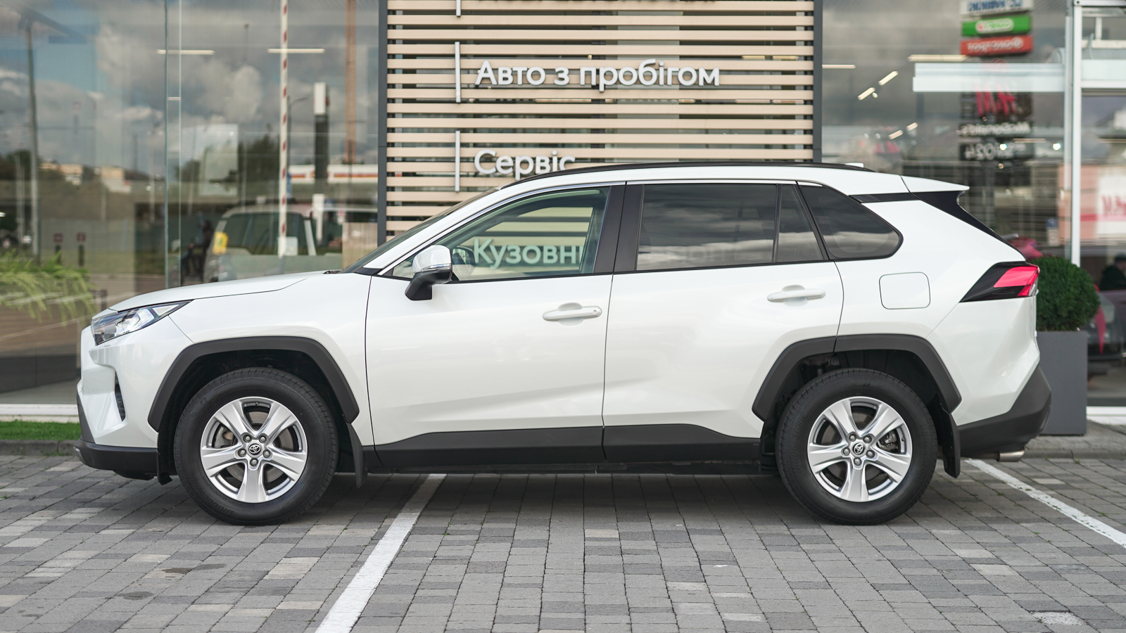 Toyota RAV4 2021 року, Універсал, Тойота Центр Львів "Діамант", м.Львів | Фото № 3 Toyota RAV4 2021 року з пробігом 94581 км, Універсал, Тойота Центр Львів "Діамант", м.Львів - 1353000 ГРН | Фото № 3