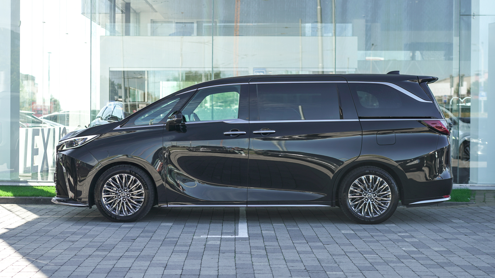 Lexus LM 350h 2025 року з пробігом 6958 км, Універсал, Лексус Львів, м.Львів - 5254150 ГРН | Фото № 3