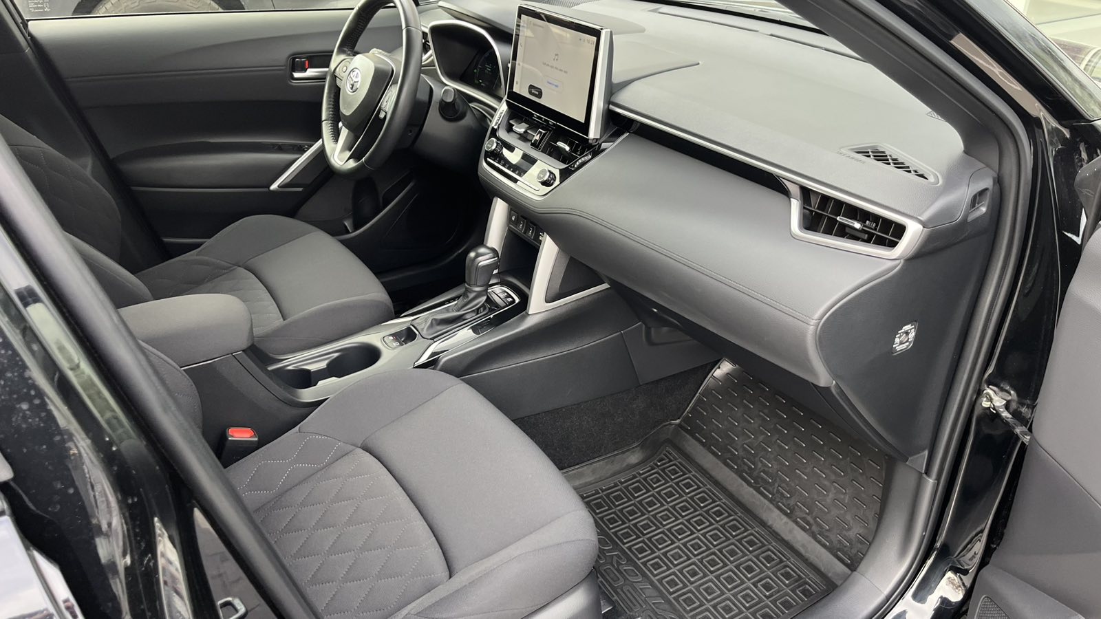 Toyota COROLLA CROSS 2023 року, Хетчбек, Тойота Центр Хмельницький "Гранд Мотор", м.Хмельницький | Фото № 6 Toyota COROLLA CROSS 2023 року з пробігом 25800 км, Хетчбек, Тойота Центр Хмельницький "Гранд Мотор", м.Хмельницький - 1340000 ГРН | Фото № 6