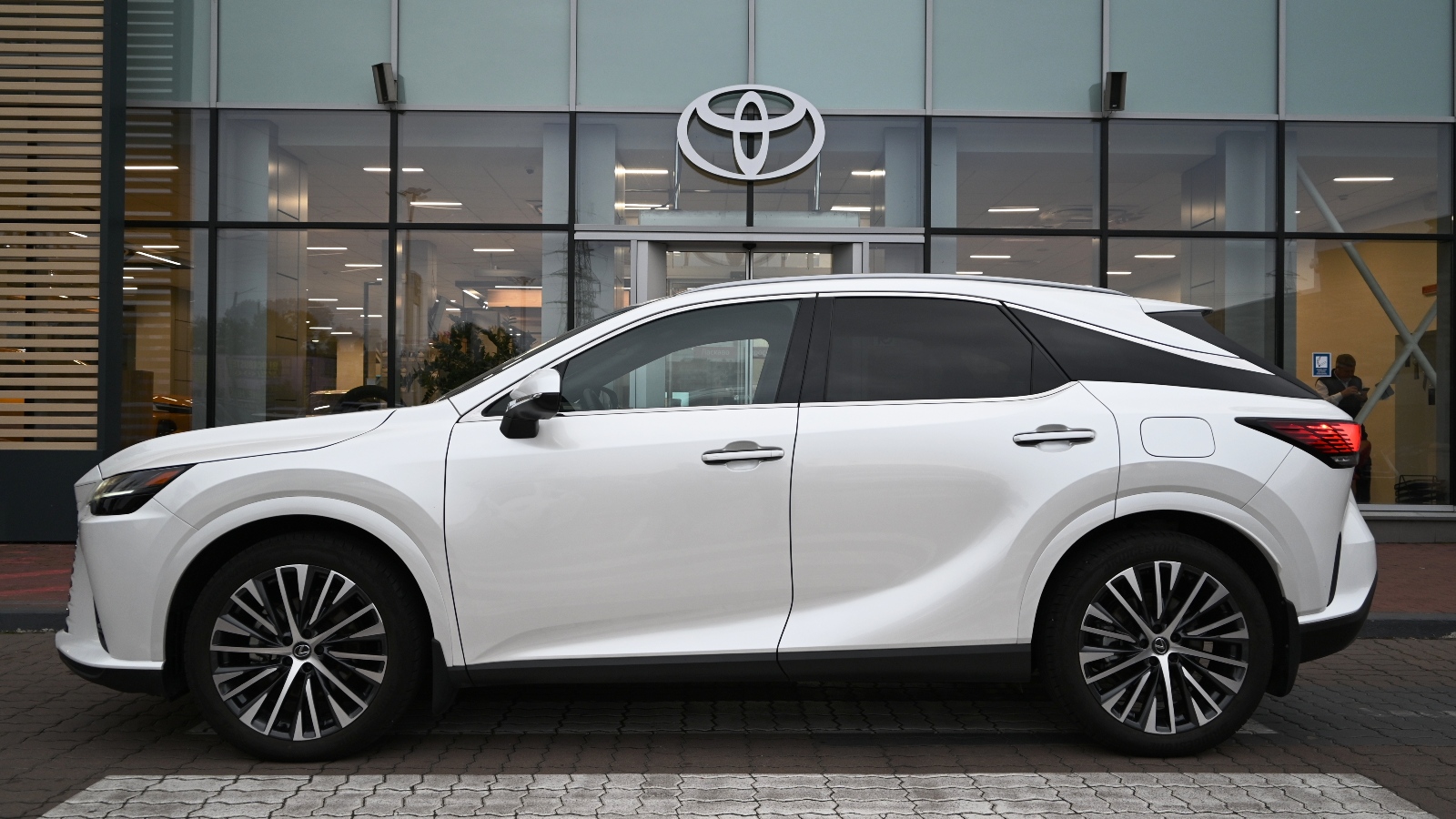 Lexus RX 2024 року, Універсал, Тойота Центр Київ "Сіті Плаза", м.Київ | Фото № 3 Lexus RX 2024 року з пробігом 11532 км, Універсал, Тойота Центр Київ "Сіті Плаза", м.Київ - 3091200 ГРН | Фото № 3