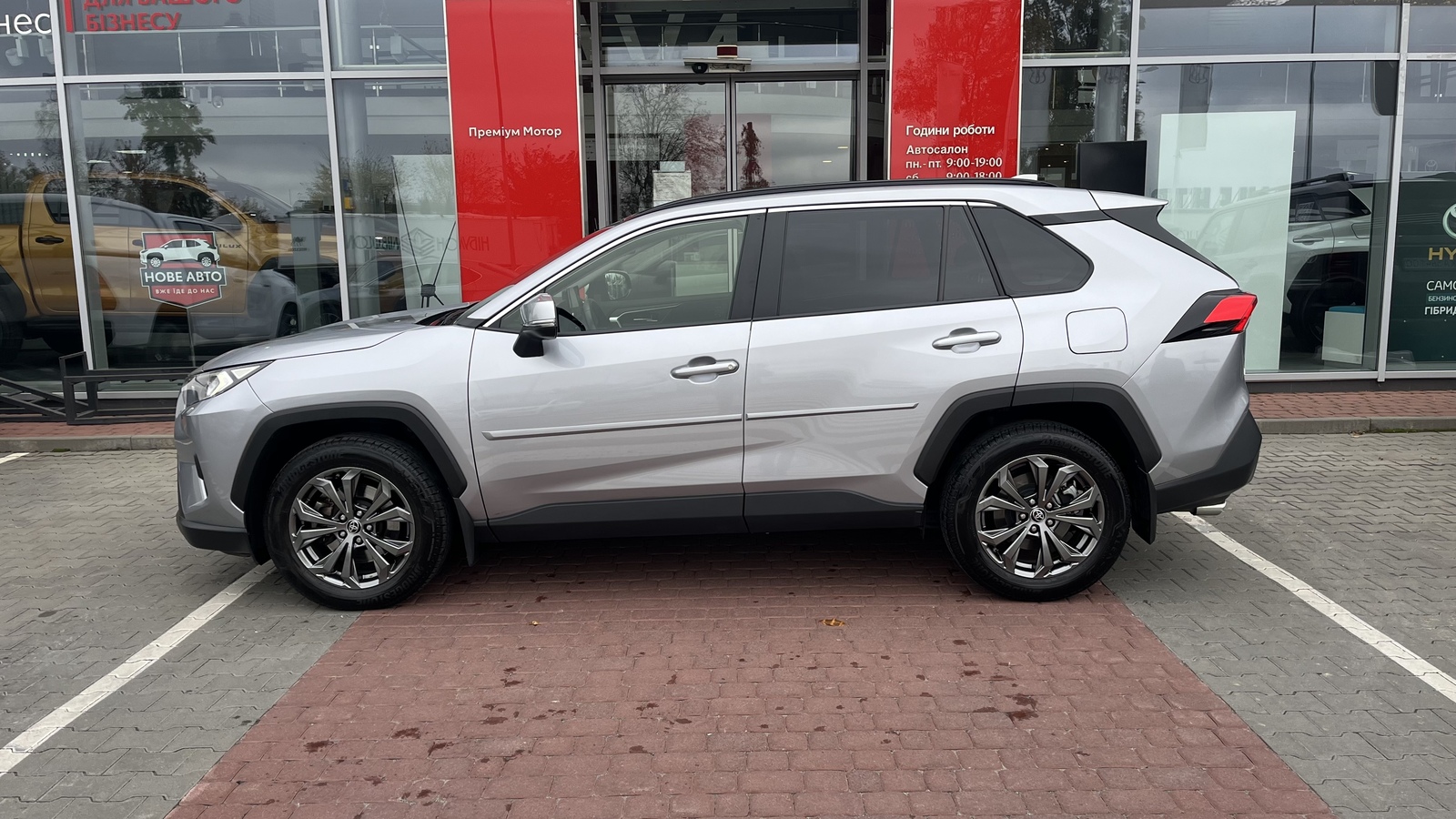 Toyota RAV4 2023 року з пробігом 43257 км, Універсал, Тойота Центр Вінниця "Преміум Мотор", м.Вінниця - 1400000 ГРН | Фото № 3