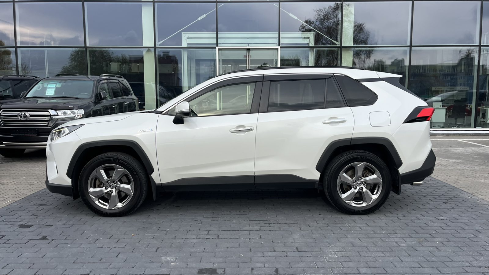 Toyota RAV4 2021 року з пробігом 206732 км, Універсал, Тойота Центр Хмельницький "Гранд Мотор", м.Хмельницький - 1319000 ГРН | Фото № 3