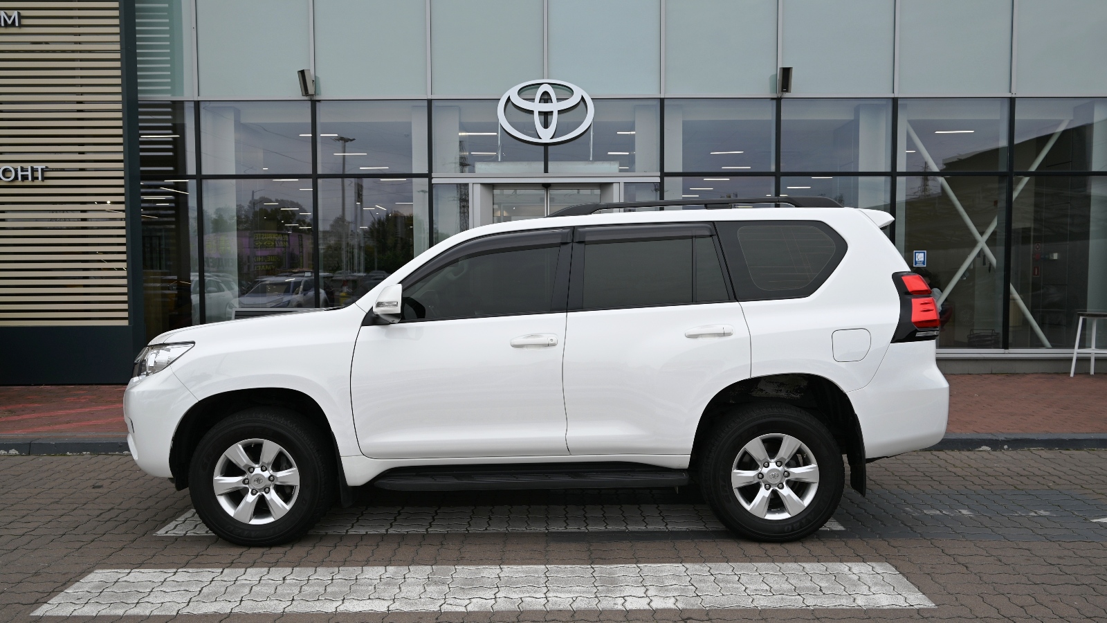 Toyota LAND CRUISER PRADO 2017 року з пробігом 53047 км, Універсал, Тойота Центр Київ "Сіті Плаза", м.Київ - 1341000 ГРН | Фото № 3