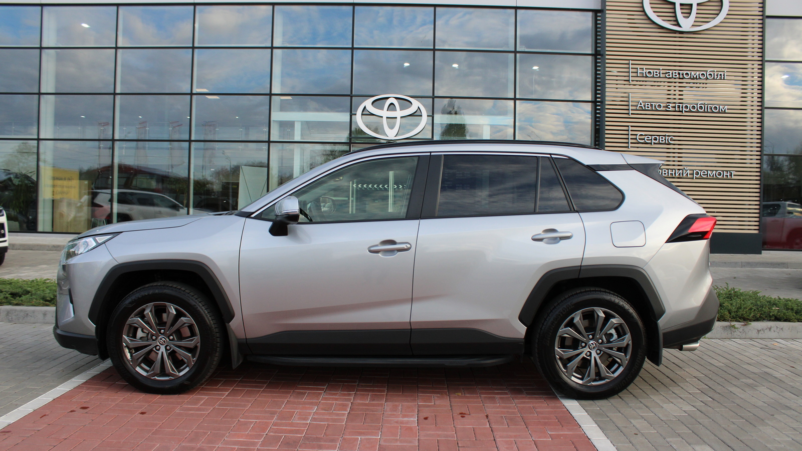 Toyota RAV4 2025 року, Універсал, Тойота Центр Черкаси "Мотор Сіті", м.Черкаси | Фото № 3 Toyota RAV4 2025 року з пробігом 12884 км, Універсал, Тойота Центр Черкаси "Мотор Сіті", м.Черкаси - 1950000 ГРН | Фото № 3