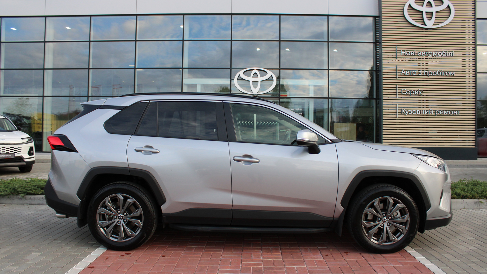 Toyota RAV4 2025 року, Універсал, Тойота Центр Черкаси "Мотор Сіті", м.Черкаси | Фото № 16 Toyota RAV4 2025 року з пробігом 12884 км, Універсал, Тойота Центр Черкаси "Мотор Сіті", м.Черкаси - 1950000 ГРН | Фото № 16