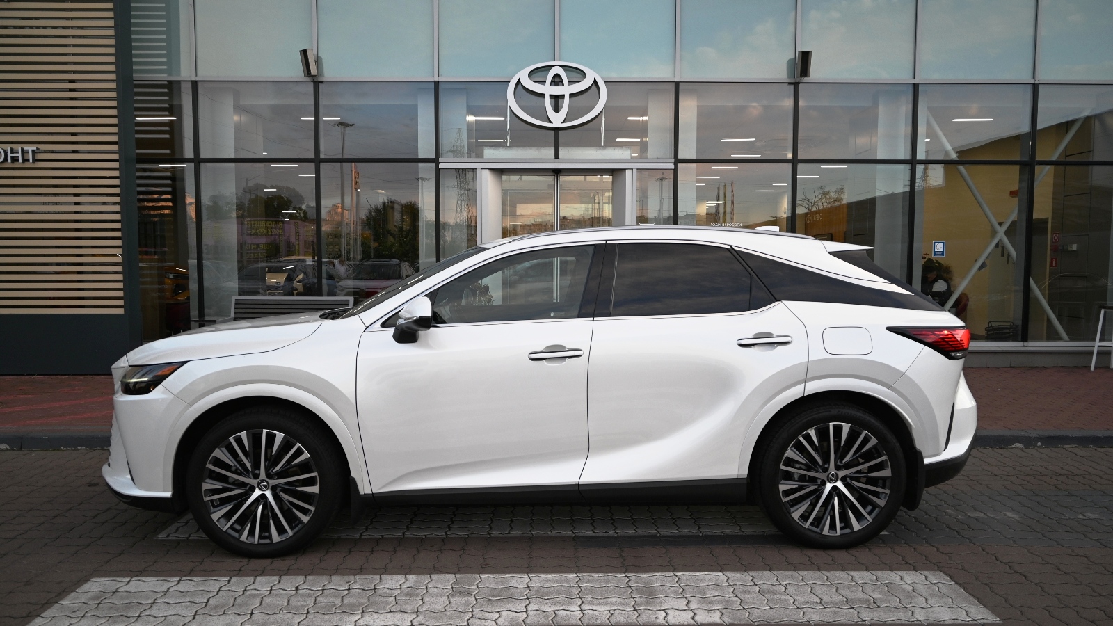 Lexus RX 450h 2023 року з пробігом 88312 км, Універсал, Тойота Центр Київ "Сіті Плаза", м.Київ - 3010422 ГРН | Фото № 3