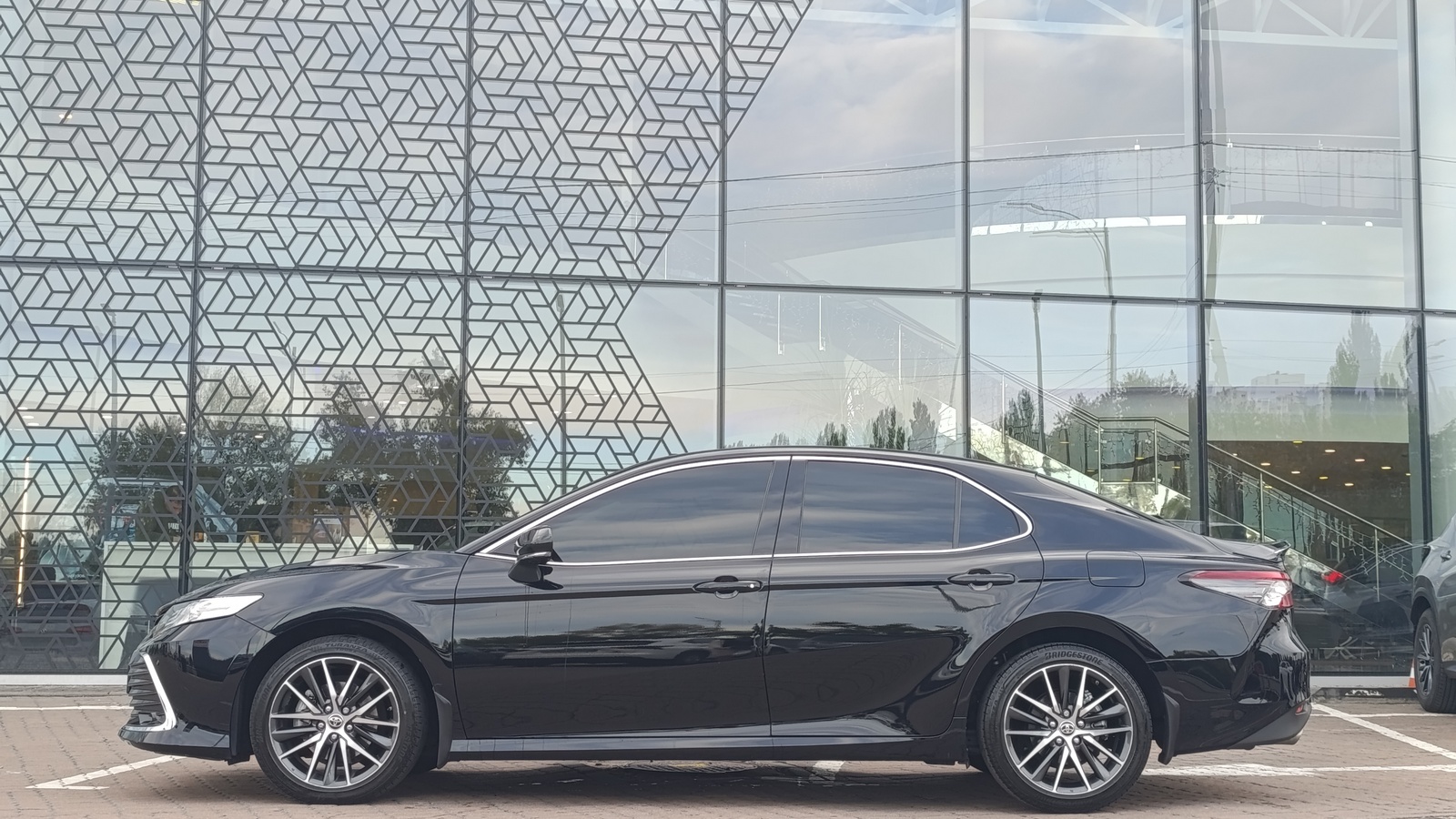 Toyota CAMRY 2023 року з пробігом 72122 км, Седан, Лексус Київ Захід, м.Київ - 1570000 ГРН | Фото № 3