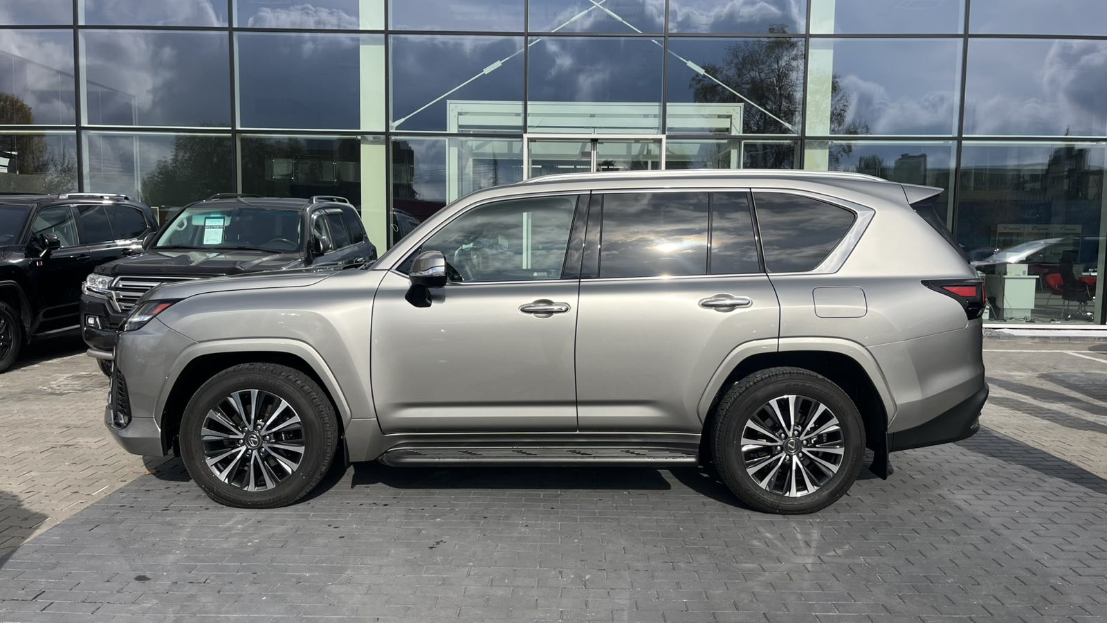Lexus LX 2025 року з пробігом 32697 км, Універсал, Тойота Центр Хмельницький "Гранд Мотор", м.Хмельницький - 5607000 ГРН | Фото № 3