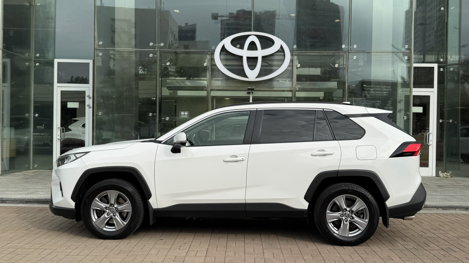 Toyota RAV4 2022 року, Універсал, Тойота Центр Київ "Автосаміт Укравто", м.Київ | Фото № 3 Toyota RAV4 2022 року з пробігом 100340 км, Універсал, Тойота Центр Київ "Автосаміт Укравто", м.Київ - 1525000 ГРН | Фото № 3