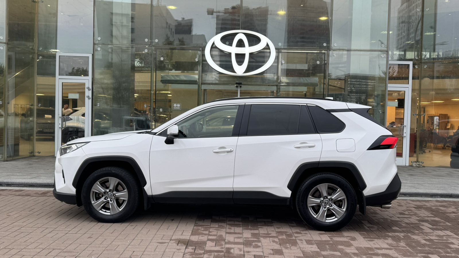 Toyota RAV4 2023 року, Універсал, Тойота Центр Київ "Автосаміт Укравто", м.Київ | Фото № 3 Toyota RAV4 2023 року з пробігом 194197 км, Універсал, Тойота Центр Київ "Автосаміт Укравто", м.Київ - 1188000 ГРН | Фото № 3