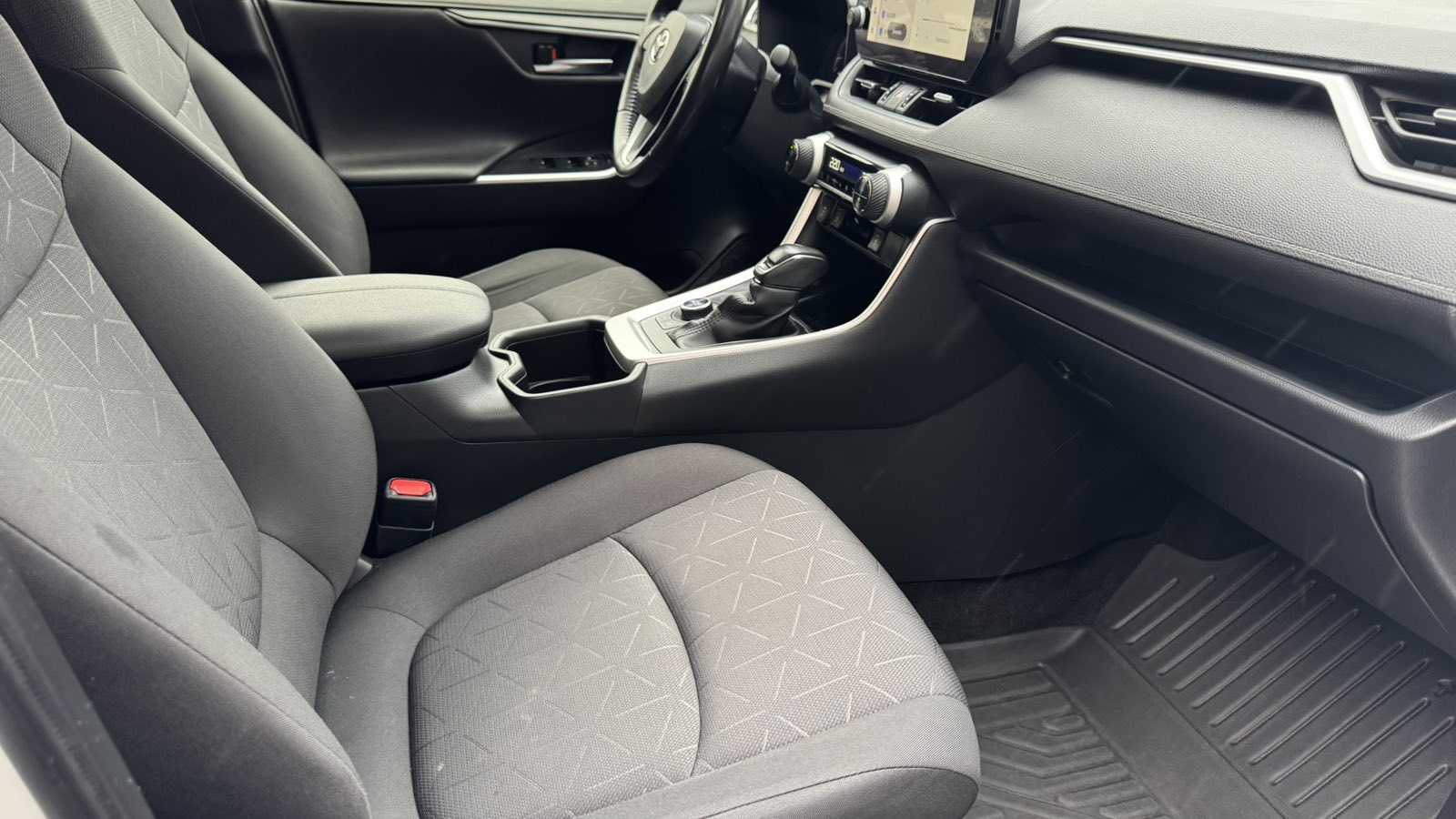 Toyota RAV4 2023 року, Універсал, Тойота Центр Київ "Автосаміт Укравто", м.Київ | Фото № 6 Toyota RAV4 2023 року з пробігом 194197 км, Універсал, Тойота Центр Київ "Автосаміт Укравто", м.Київ - 1188000 ГРН | Фото № 6