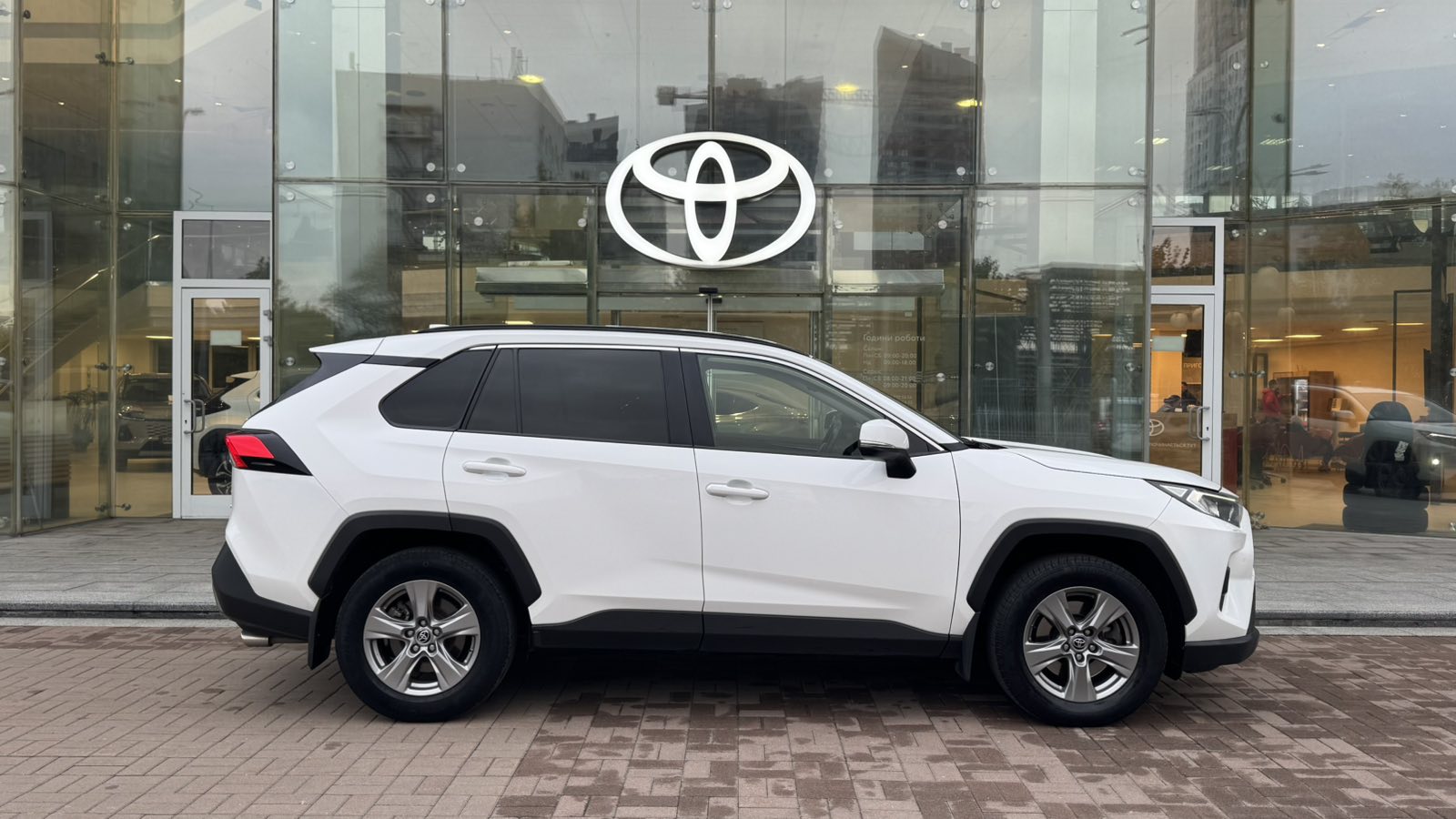 Toyota RAV4 2023 року, Універсал, Тойота Центр Київ "Автосаміт Укравто", м.Київ | Фото № 16 Toyota RAV4 2023 року з пробігом 194197 км, Універсал, Тойота Центр Київ "Автосаміт Укравто", м.Київ - 1188000 ГРН | Фото № 16