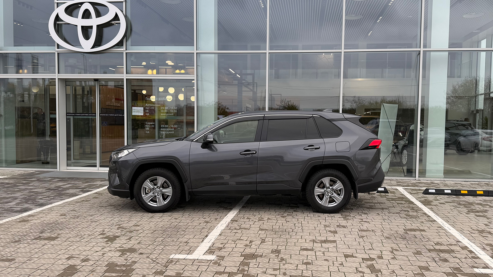 Toyota RAV4 2025 року, Універсал, Тойота Центр Рівне "Агат Авто", м.Рівне | Фото № 3 Toyota RAV4 2025 року з пробігом 15769 км, Універсал, Тойота Центр Рівне "Агат Авто", м.Рівне - 1767000 ГРН | Фото № 3
