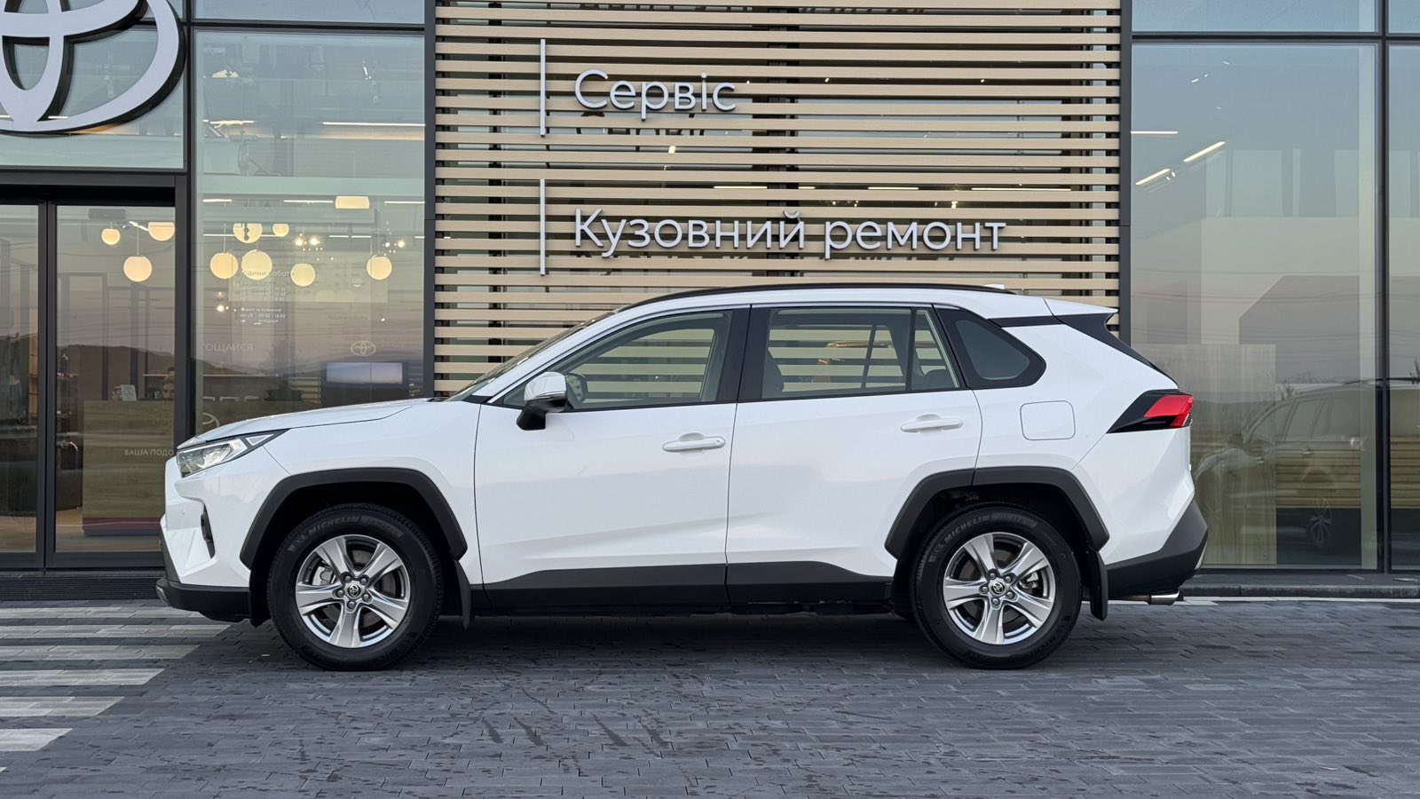 Toyota RAV4 2025 року, Універсал, Тойота Центр Ужгород "Карат Мотор", м.Ужгород | Фото № 3 Toyota RAV4 2025 року з пробігом 13354 км, Універсал, Тойота Центр Ужгород "Карат Мотор", м.Ужгород - 1675620 ГРН | Фото № 3