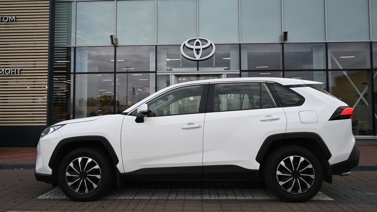 Toyota RAV4 2020 року, Універсал, Тойота Центр Київ "Сіті Плаза", м.Київ | Фото № 3 Toyota RAV4 2020 року з пробігом 128440 км, Універсал, Тойота Центр Київ "Сіті Плаза", м.Київ - 983250 ГРН | Фото № 3