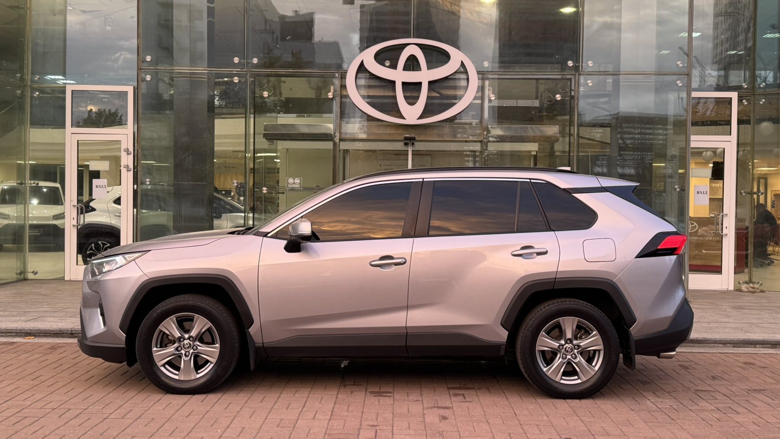 Toyota RAV4 2023 року, Універсал, Тойота Центр Київ "Автосаміт Укравто", м.Київ | Фото № 3 Toyota RAV4 2023 року з пробігом 199931 км, Універсал, Тойота Центр Київ "Автосаміт Укравто", м.Київ - 1120000 ГРН | Фото № 3