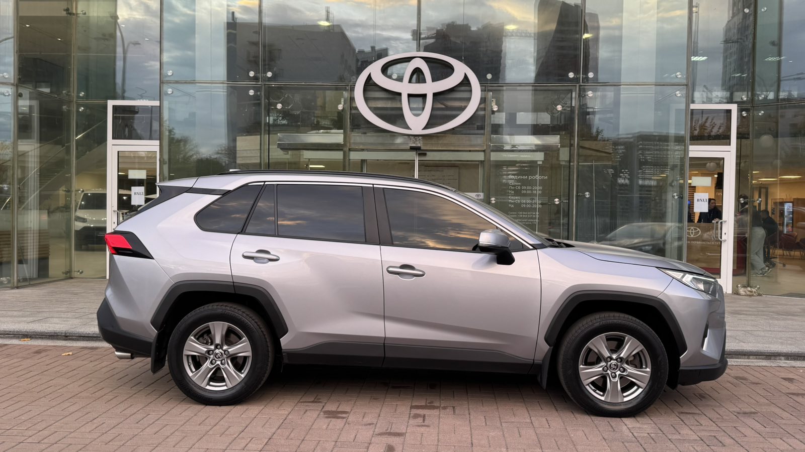 Toyota RAV4 2023 року, Універсал, Тойота Центр Київ "Автосаміт Укравто", м.Київ | Фото № 16 Toyota RAV4 2023 року з пробігом 199931 км, Універсал, Тойота Центр Київ "Автосаміт Укравто", м.Київ - 1120000 ГРН | Фото № 16