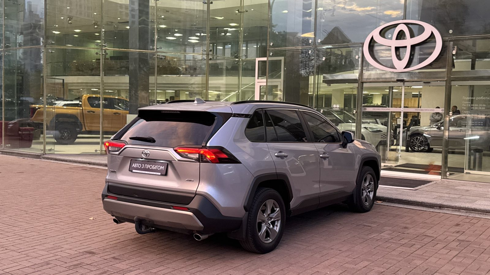 Toyota RAV4 2023 року, Універсал, Тойота Центр Київ "Автосаміт Укравто", м.Київ | Фото № 17 Toyota RAV4 2023 року з пробігом 199931 км, Універсал, Тойота Центр Київ "Автосаміт Укравто", м.Київ - 1120000 ГРН | Фото № 17