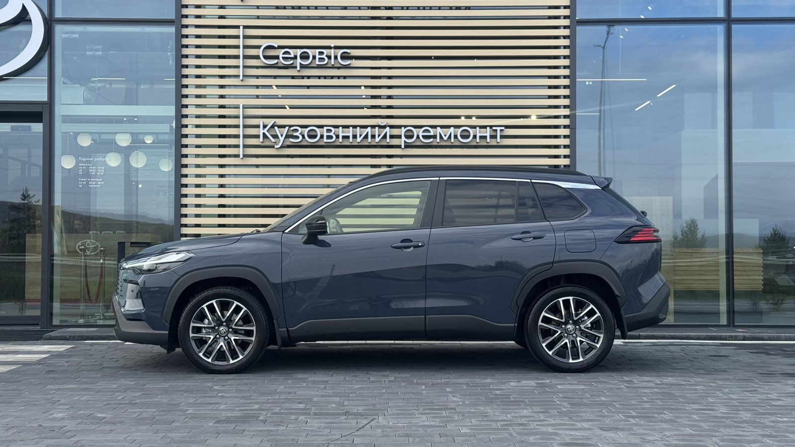 Toyota COROLLA CROSS 2025 року з пробігом 4485 км, Універсал, Тойота Центр Ужгород "Карат Мотор", м.Ужгород - 1812380 ГРН | Фото № 3
